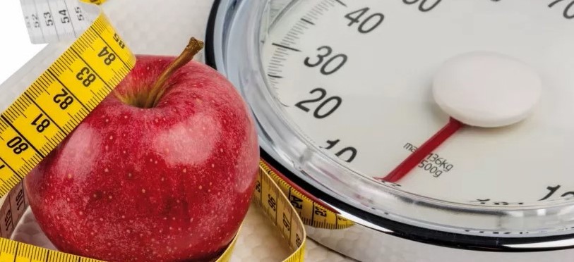 Se muestra una manzana con una balanza refiriéndose al peso